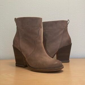 Timberland Beige Marge Short Heeled Boots W/ Bags NWOT